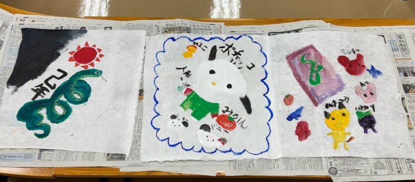 凧の色塗りをした3枚の和紙